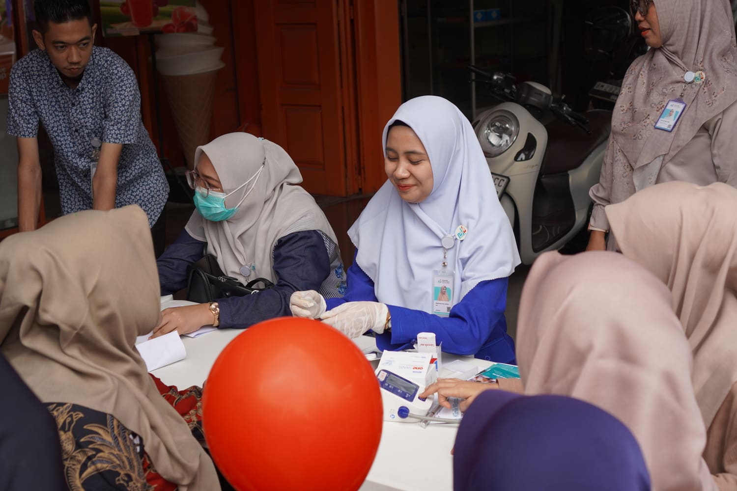 Babada Foundation Bagi Sembako dan Cek Kesehatan Gratis di Rotte Umban Sari