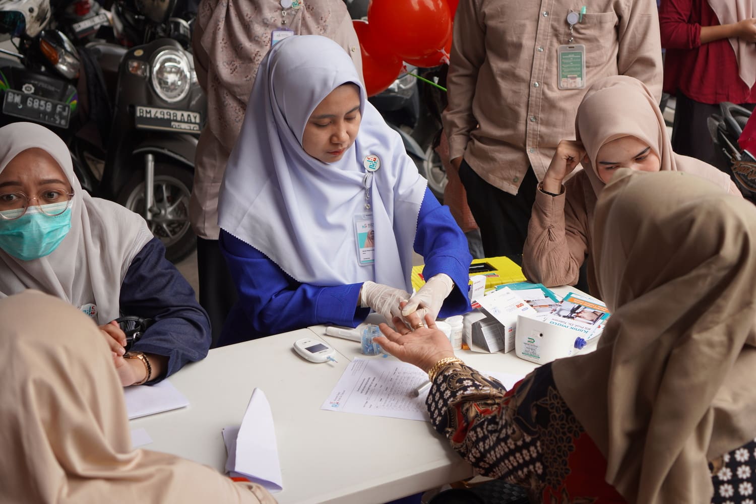 Babada Foundation Bagi Sembako dan Cek Kesehatan Gratis di Rotte Umban Sari