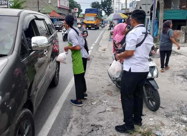 Babada Foundation bagikan 50 paket takjil roti & kurma di depan RBO Pasir Putih Pekanbaru. Kegiatan Ramadhan untuk bantu warga berbuka puasa.