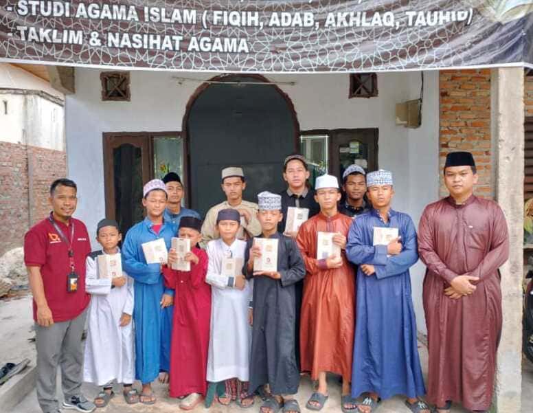 Babada Foundation menyalurkan Al-Qur’an dan mukenah ke masjid, mushola, dan rumah tahfidz untuk mendukung kegiatan ibadah dan pembelajaran Al-Qur’an.