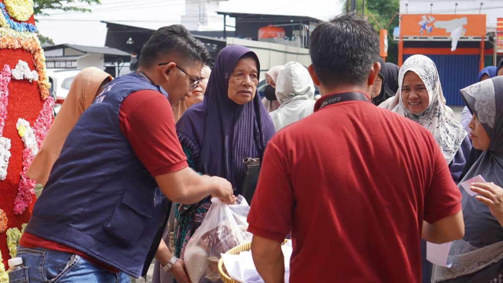 Grand Opening di Jalan Hangtuah, Rotte Plus Langsung Gelar Bansos Sembako dan Cek Kesehatan Gratis untuk Warga Kurang Mampu