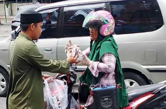 Semangat Berbagi di Hari Jumat: Babada Foundation bersama Rotte Bakery Harapan Raya Gelar Jumat Berkah untuk Warga Pekanbaru