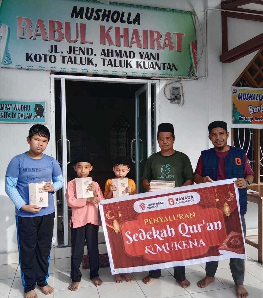 Babada Foundation menyalurkan bantuan Al-Qur’an ke Mushola Babul Khairat di Taluk Kuantan untuk mendukung kegiatan ibadah dan belajar.