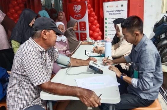 Babada Foundation menghadirkan layanan kesehatan gratis dan pembagian sembako pada grand opening New Rotte Plus di Pekanbaru.