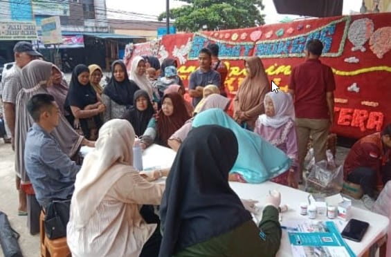 Babada Foundation menghadirkan layanan kesehatan gratis dan pembagian sembako pada grand opening New Rotte Plus di Pekanbaru.