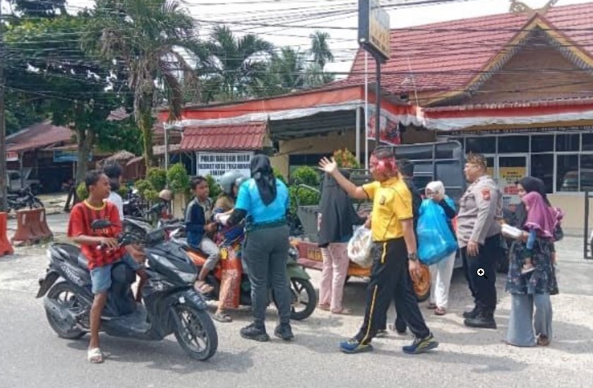 Babada Foundation bersama Polsek Kulim menggelar Jumat Berkah dengan membagikan makanan dan roti kepada pengendara yang memakai helm.