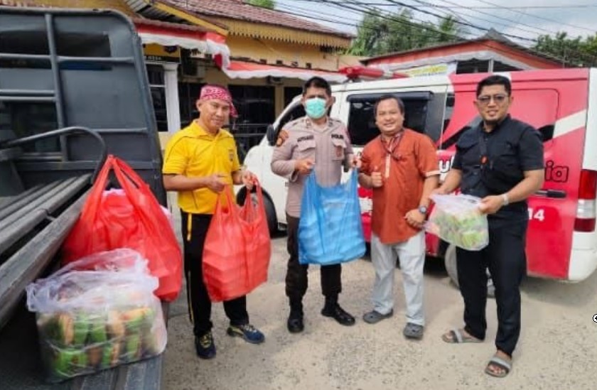 Babada Foundation bersama Polsek Tenayan Raya menggelar Jumat Berkah dengan membagikan makanan dan roti kepada pengendara yang memakai helm.