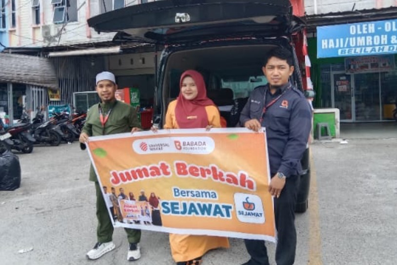 Babada Foundation dan Sejawat Coffee berbagi 50 bungkus makanan dalam kegiatan Jumat Berkah di depan Outlet New Rotte Delima, Pekanbaru.