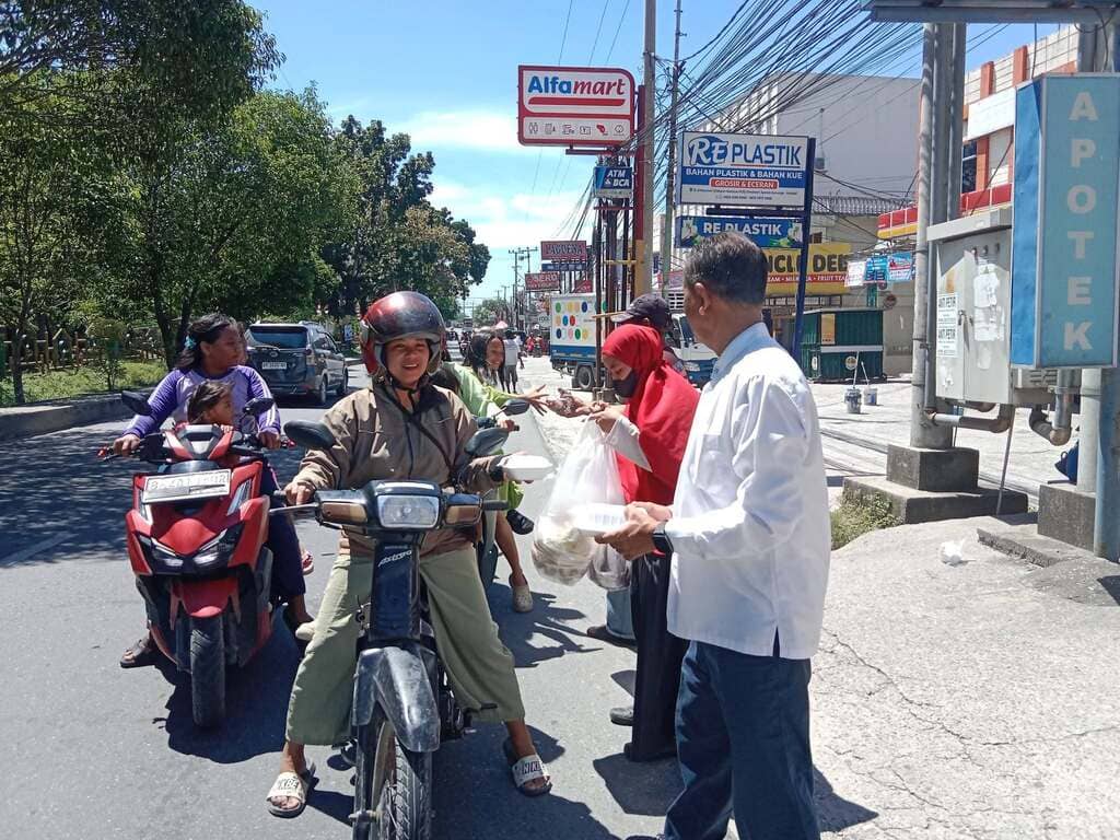 Babada Foundation menggelar Jumat Berkah di depan Outlet Rotte Umbansari dengan membagikan 200 roti dan 50 paket makanan bersama Sejawat Coffee.