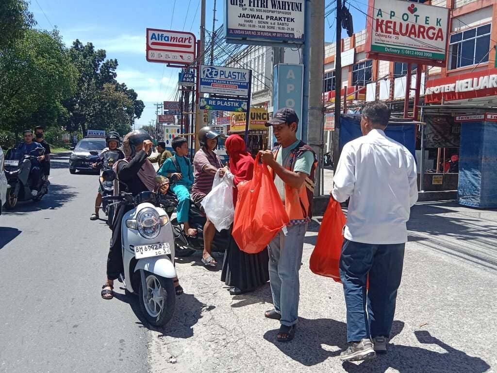 Babada Foundation menggelar Jumat Berkah di depan Outlet Rotte Umbansari dengan membagikan 200 roti dan 50 paket makanan bersama Sejawat Coffee.