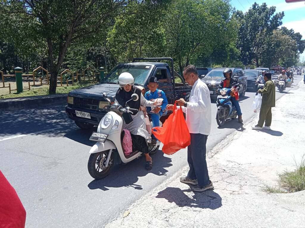 Babada Foundation menggelar Jumat Berkah di depan Outlet Rotte Umbansari dengan membagikan 200 roti dan 50 paket makanan bersama Sejawat Coffee.